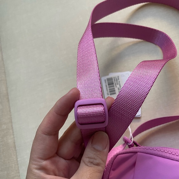 Lululemon Easy Access Crossbody Bag 1.5L - Dahlia Mauve - Picture 7 of 16